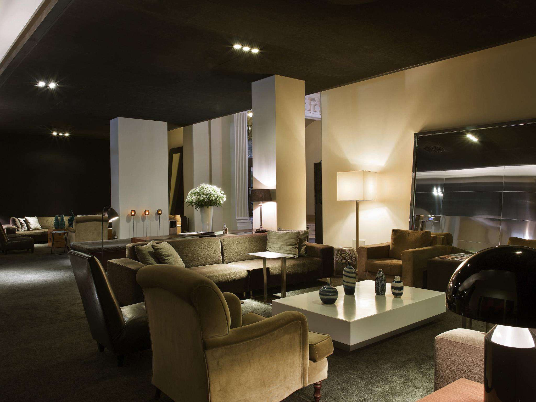 Grand Hotel Central, Small Luxury Hotels Barcellona Esterno foto The lounge at the airport