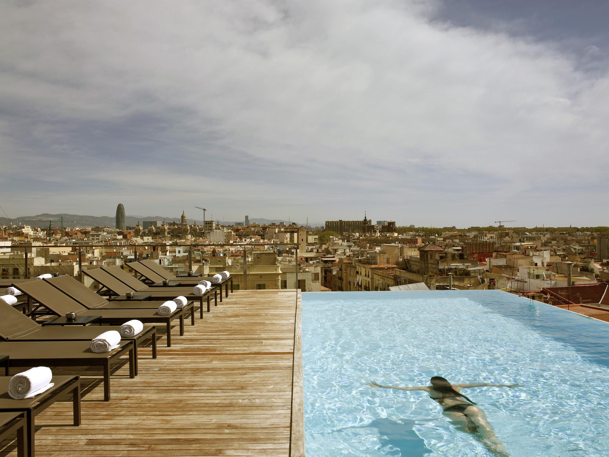 Grand Hotel Central, Small Luxury Hotels Barcellona Esterno foto Rooftop pool at Hotel W Barcelona