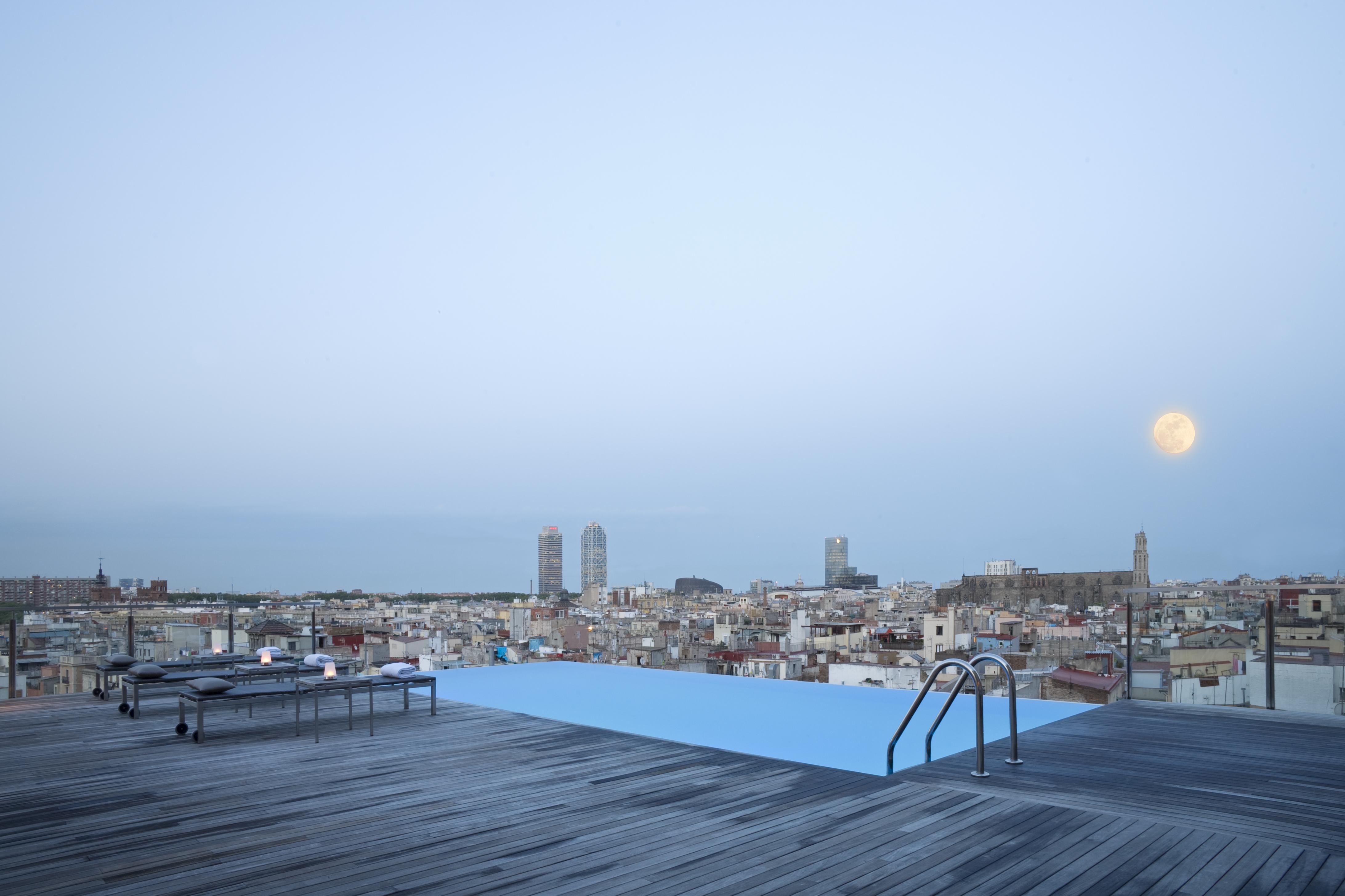 Grand Hotel Central, Small Luxury Hotels Barcellona Esterno foto Rooftop pool at Hotel W Barcelona