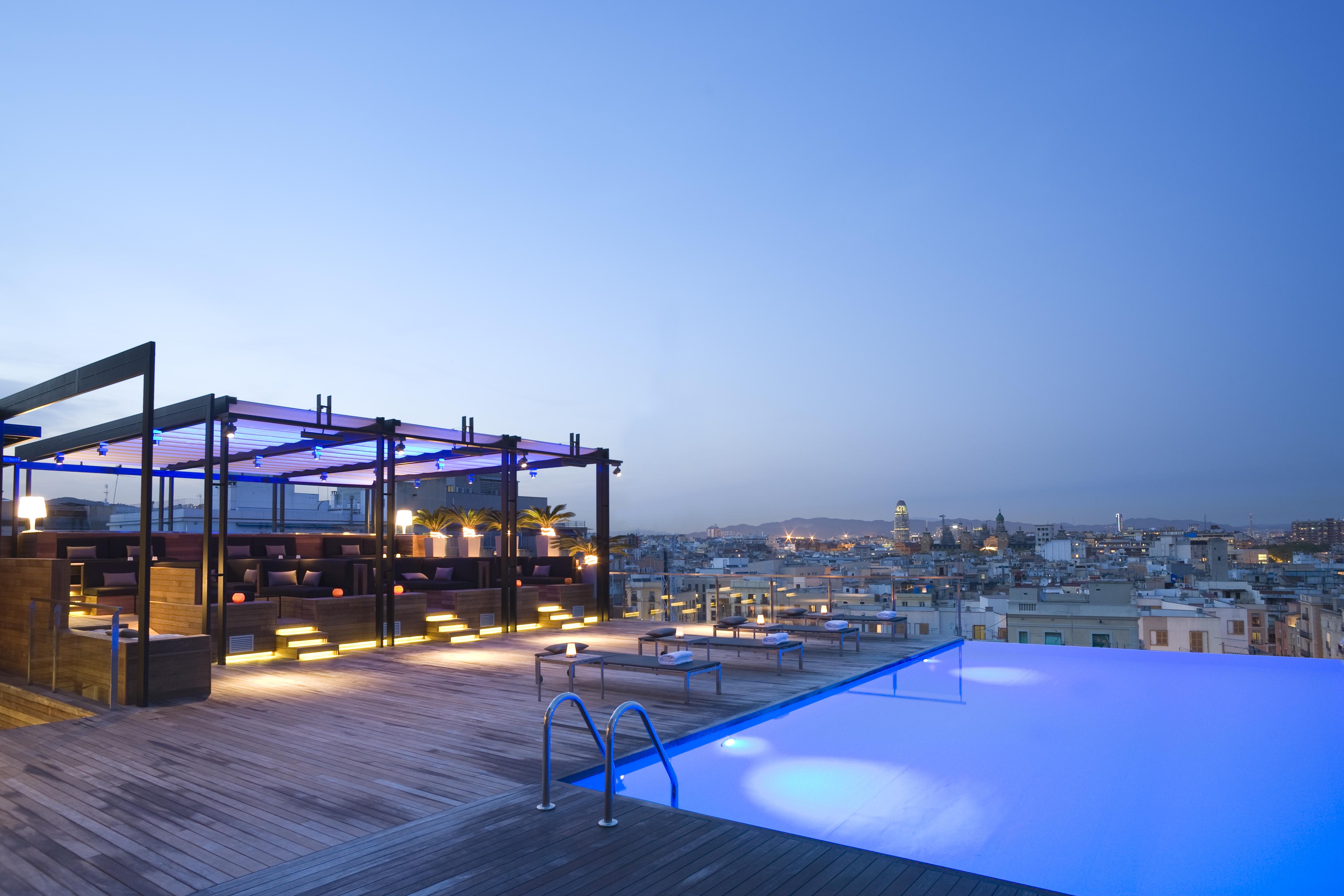 Grand Hotel Central, Small Luxury Hotels Barcellona Esterno foto The rooftop pool at the hotel