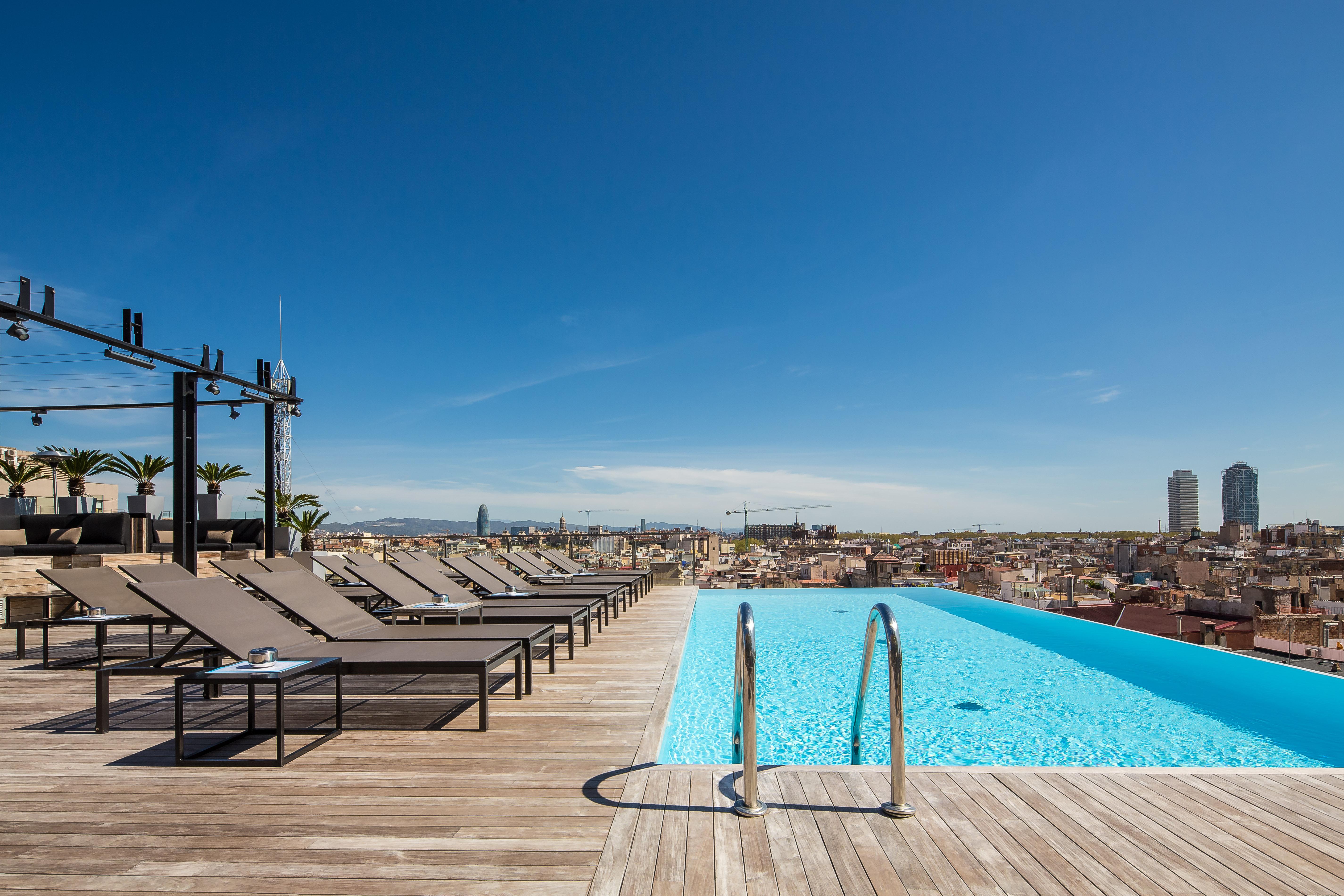 Grand Hotel Central, Small Luxury Hotels Barcellona Esterno foto Rooftop pool at Hotel W Barcelona