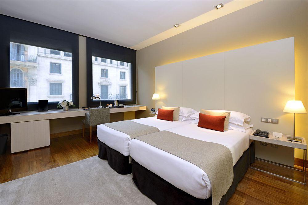 Grand Hotel Central, Small Luxury Hotels Barcellona Esterno foto A room at the hotel