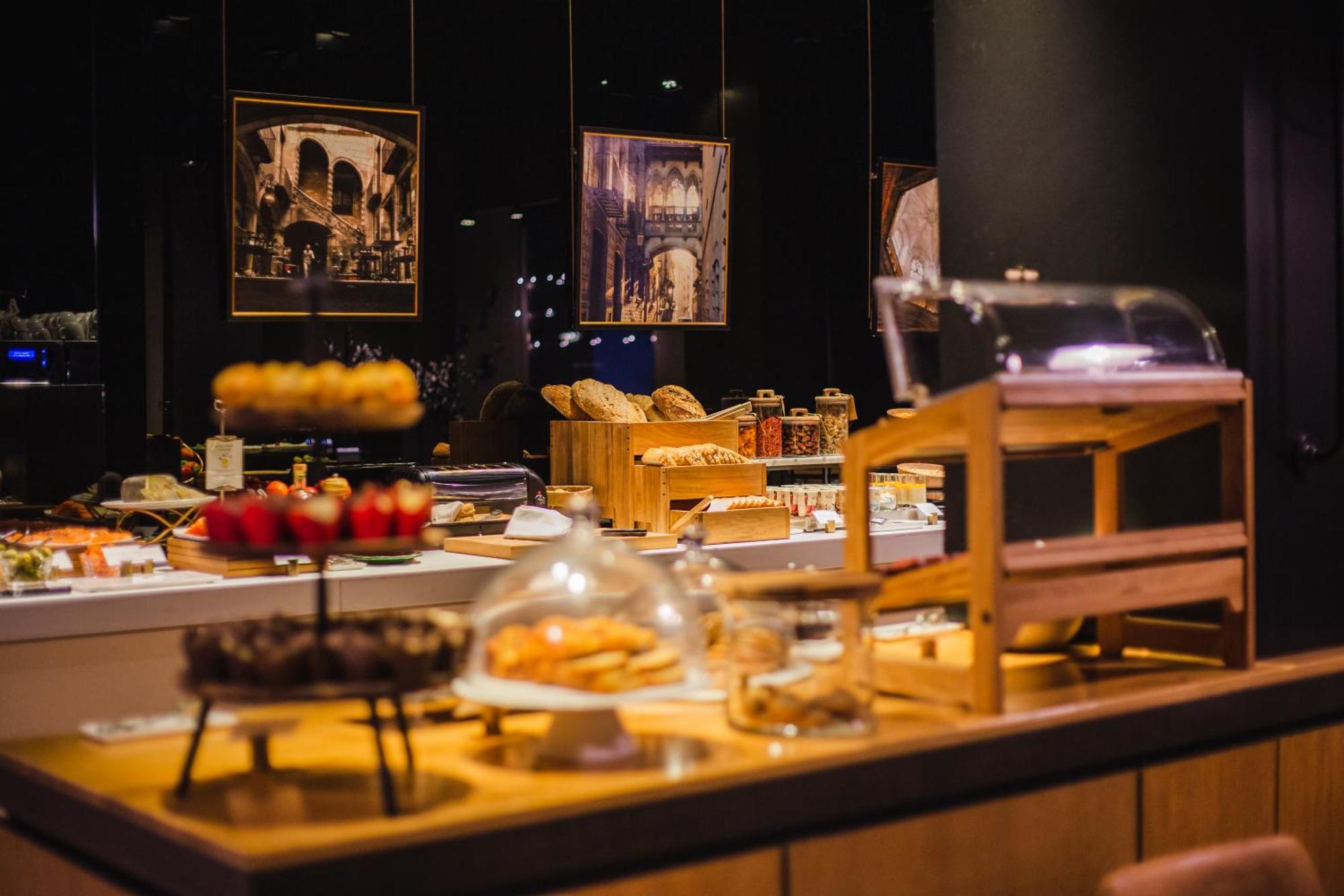 Grand Hotel Central, Small Luxury Hotels Barcellona Esterno foto A buffet at a hotel