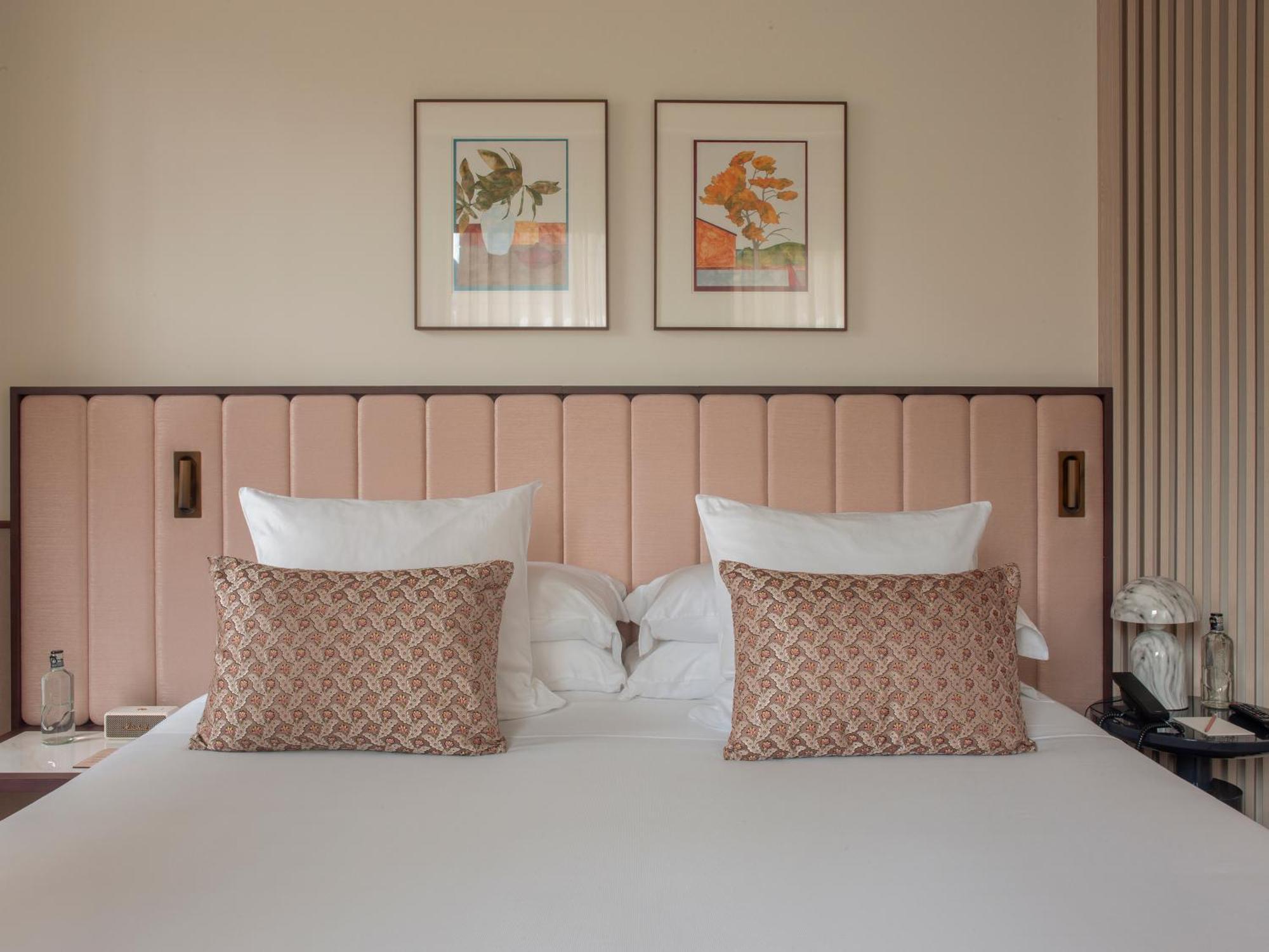 Grand Hotel Central, Small Luxury Hotels Barcellona Esterno foto A bedroom at the hotel