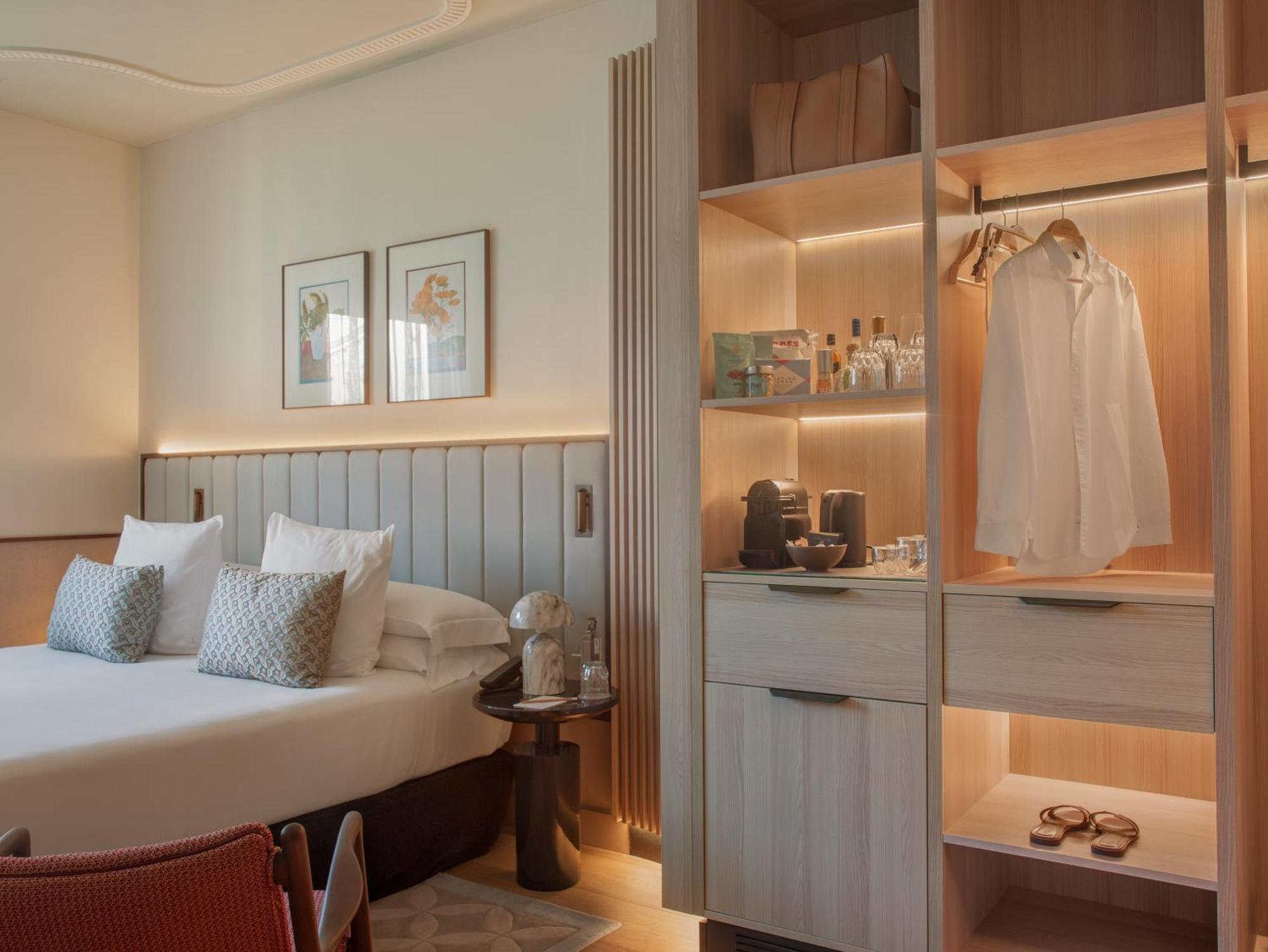 Grand Hotel Central, Small Luxury Hotels Barcellona Esterno foto A bedroom at the hotel