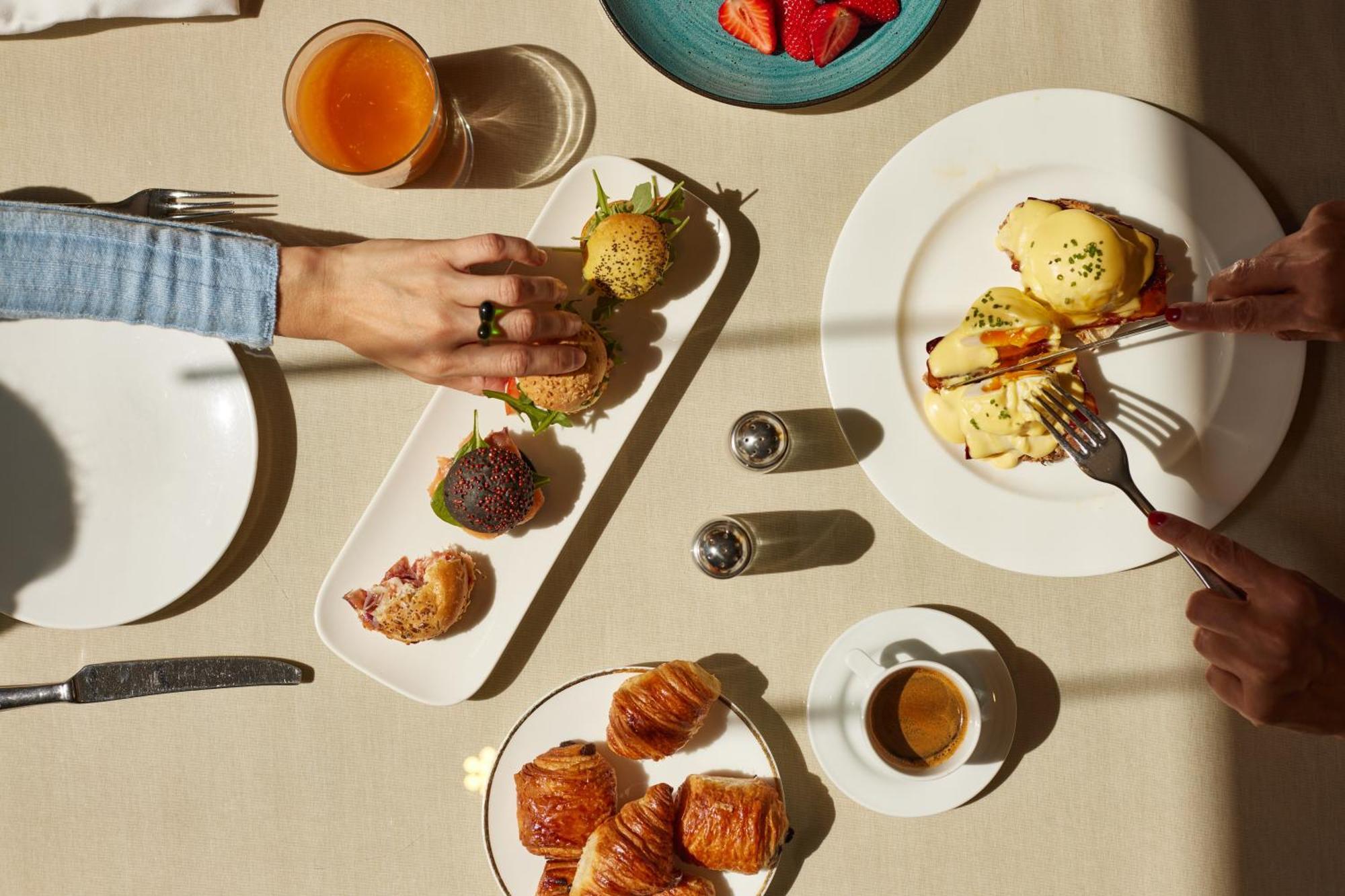 Grand Hotel Central, Small Luxury Hotels Barcellona Esterno foto A selection of dishes at the restaurant
