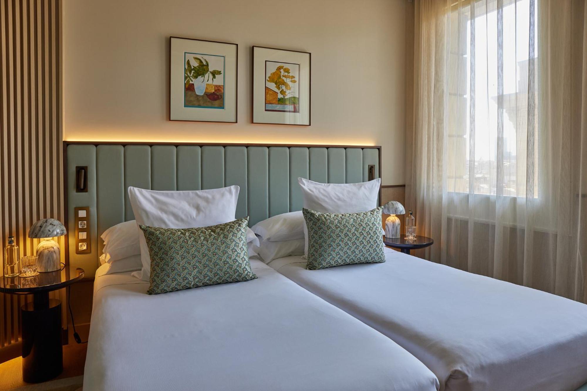 Grand Hotel Central, Small Luxury Hotels Barcellona Esterno foto A room at the hotel
