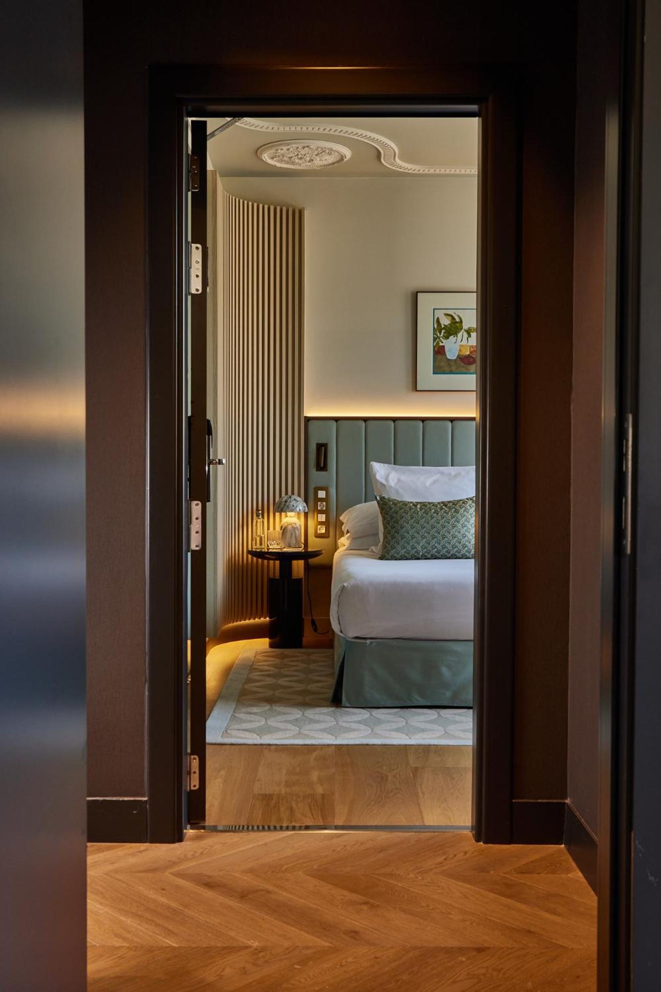 Grand Hotel Central, Small Luxury Hotels Barcellona Esterno foto A bedroom at the hotel