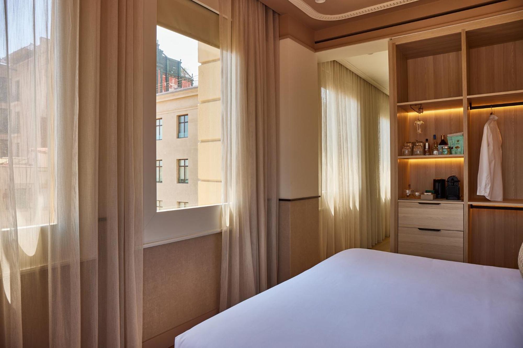 Grand Hotel Central, Small Luxury Hotels Barcellona Esterno foto A bedroom at the hotel
