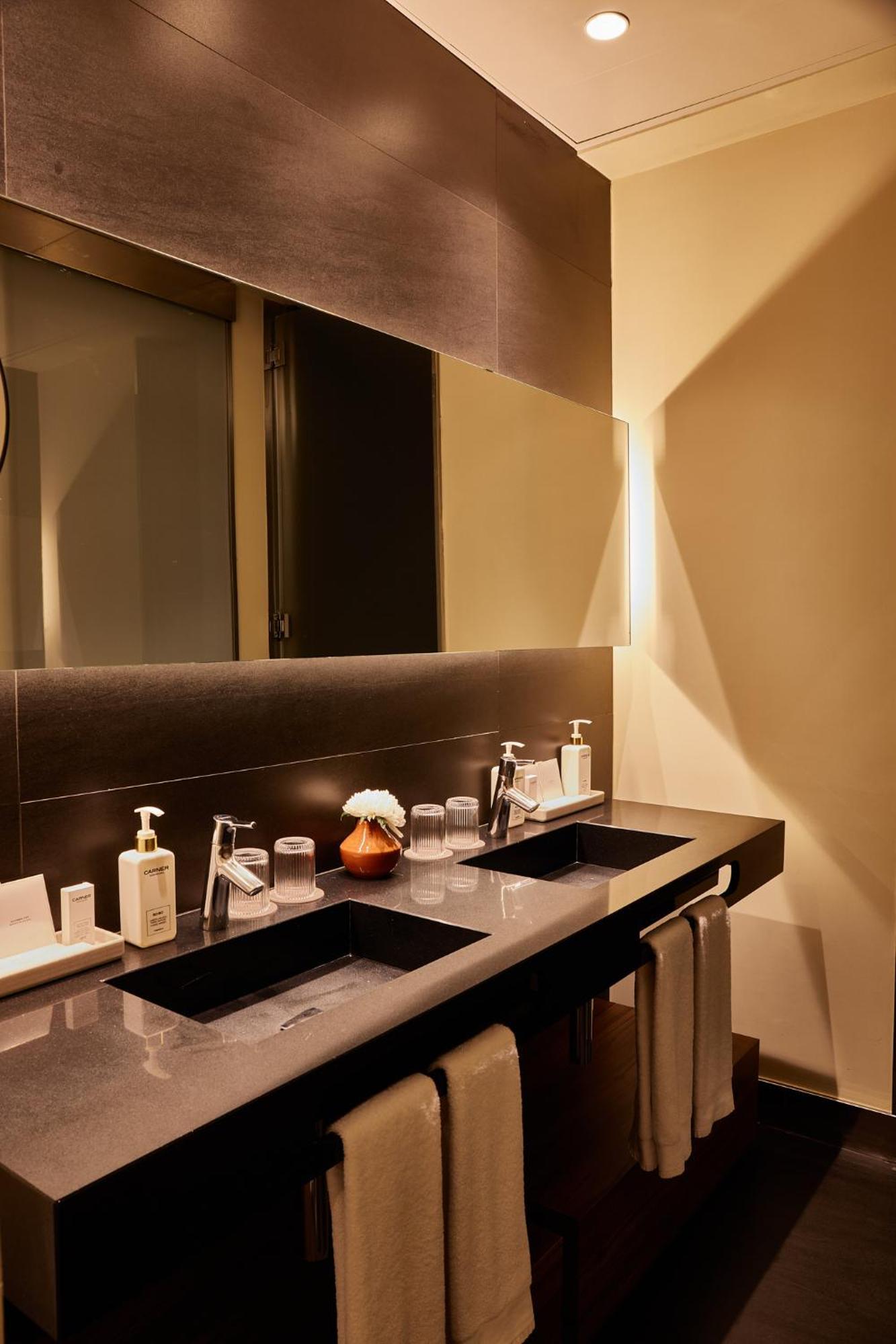 Grand Hotel Central, Small Luxury Hotels Barcellona Esterno foto Bathroom at the Ritz-Carlton, Osaka