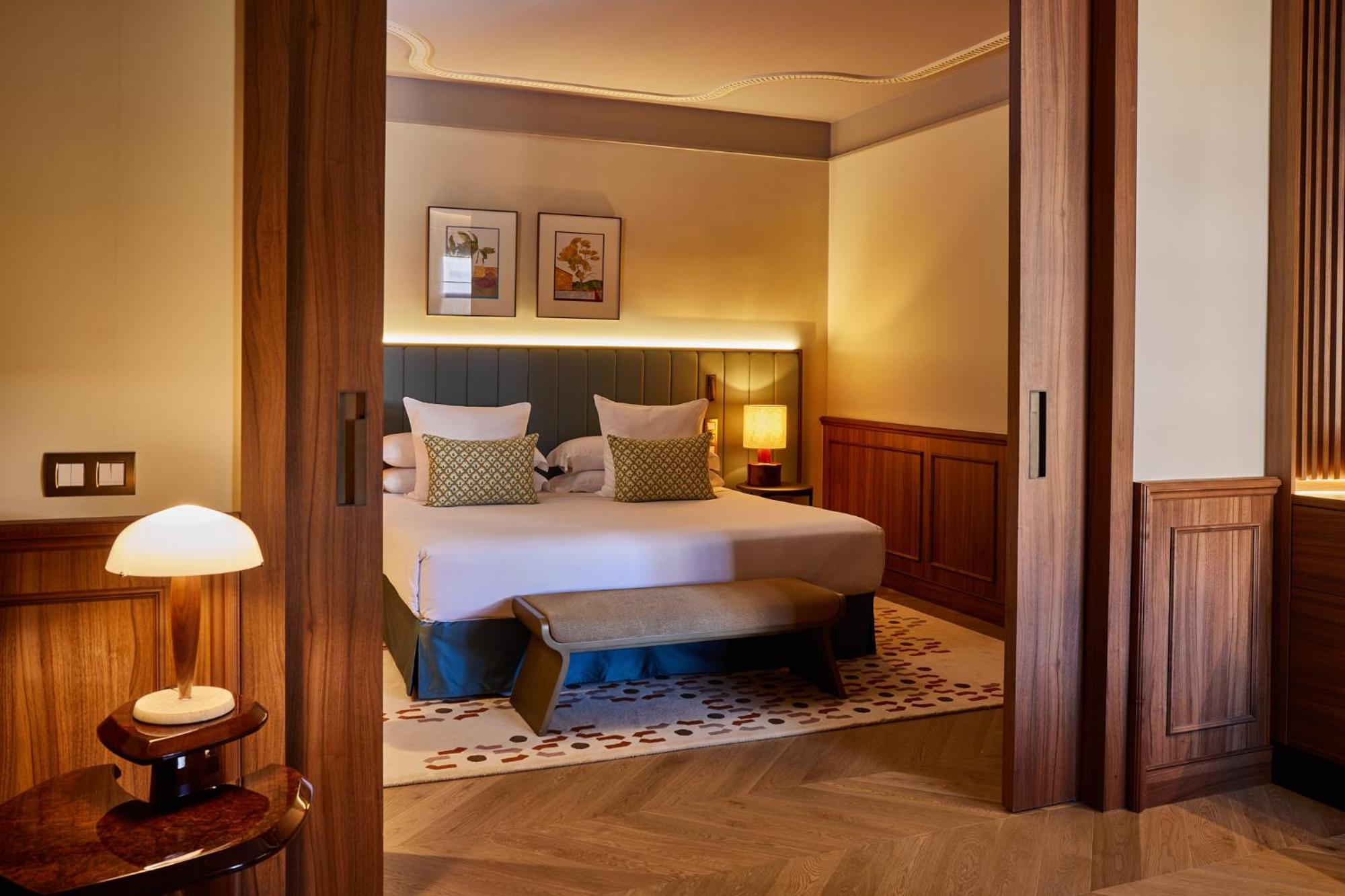 Grand Hotel Central, Small Luxury Hotels Barcellona Esterno foto A bedroom at the hotel