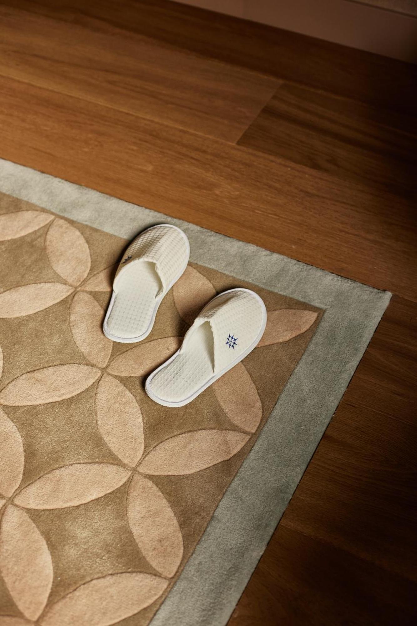 Grand Hotel Central, Small Luxury Hotels Barcellona Esterno foto A pair of zōri